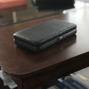 Black snake pattern clutch